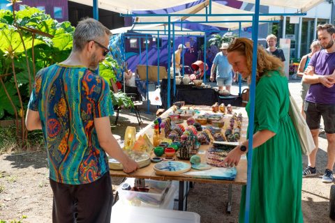 Uitgestelde kunstmarkt in Oosterparkwijk blijkt voltreffer: “Nog drukker dan vorig jaar”