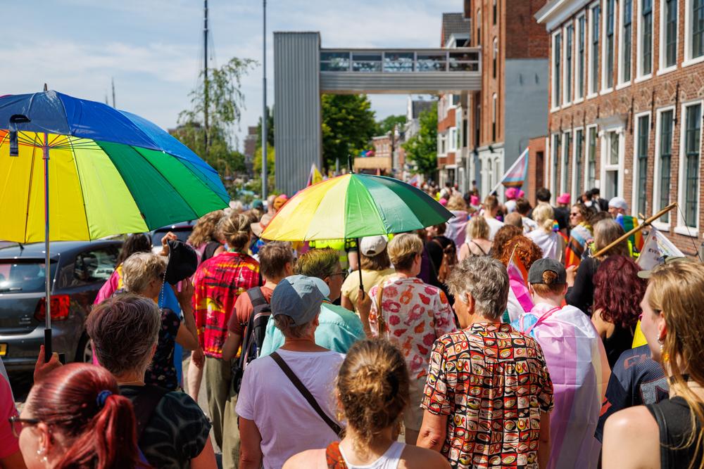 Honderden deelnemers trekken in kleurrijke Pride Walk door binnenstad (foto’s)