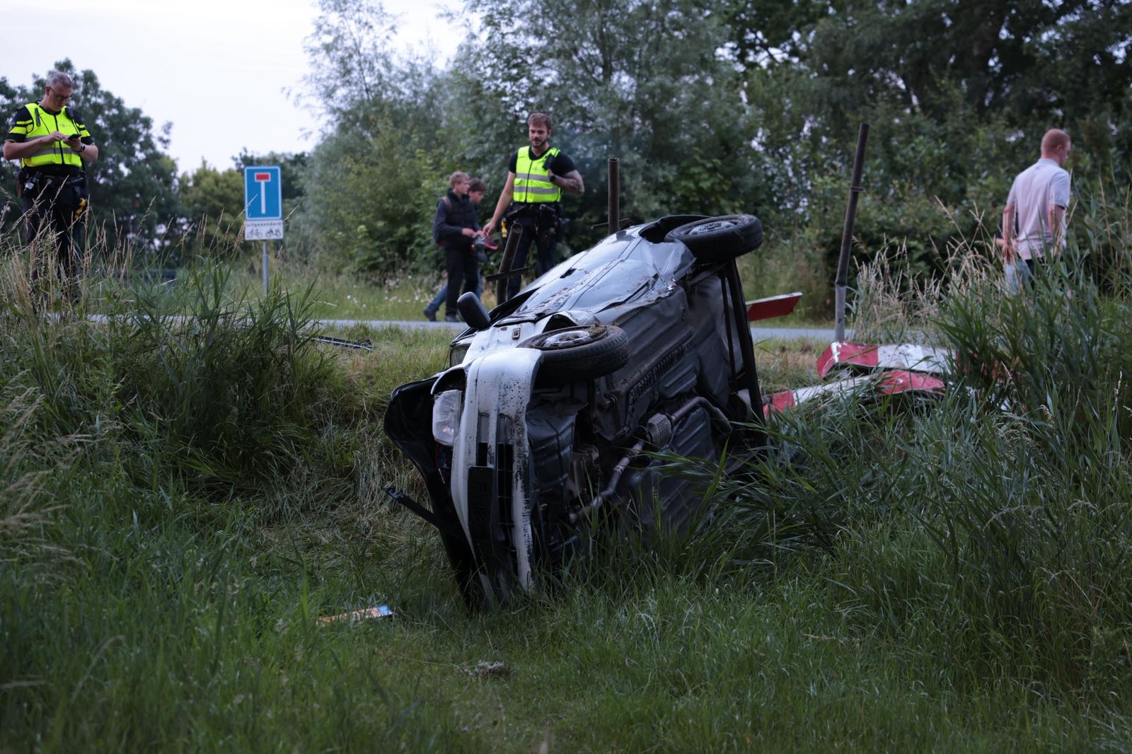 Auto belandt op de zijkant bij Nieuwklap: bestuurder naar het ziekenhuis