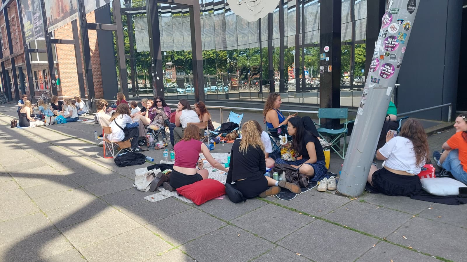 Fans van Ierse rockband Inhaler bivakkeren bij de Oosterpoort voor een plek op de eerste rij: ‘Honde