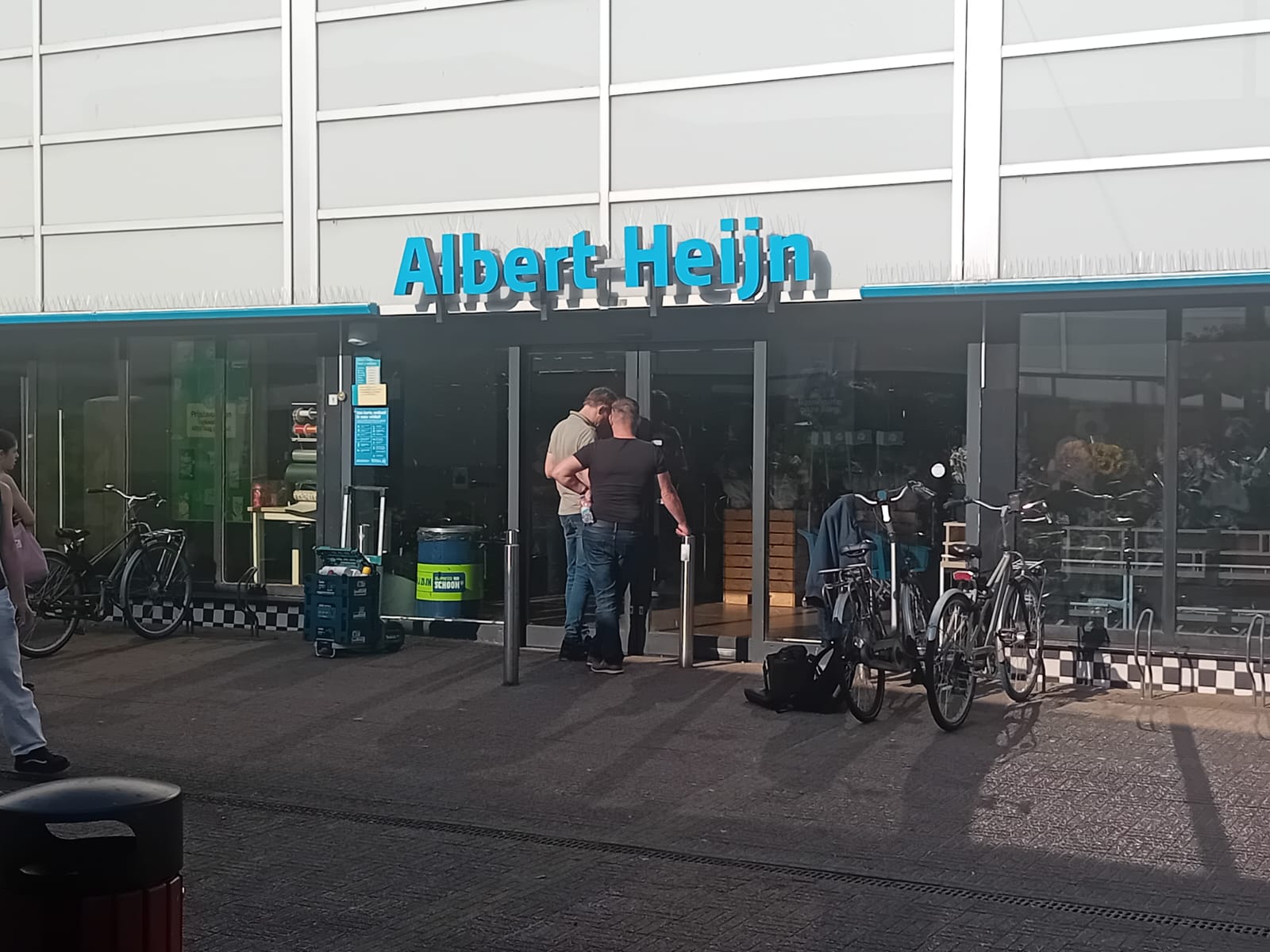 Sloten dichtgeplakt bij supermarkten in Stad