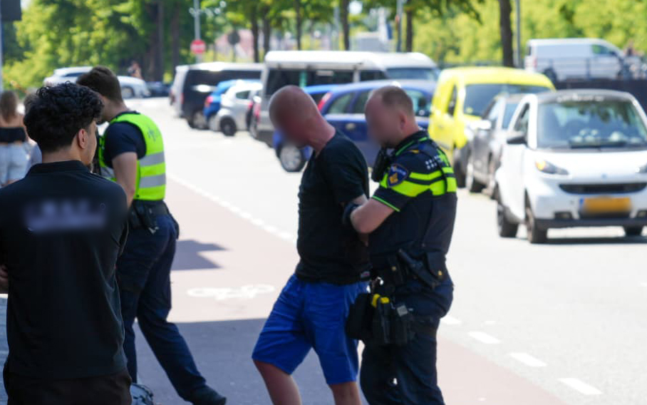 Man ingerekend na slaan van passanten