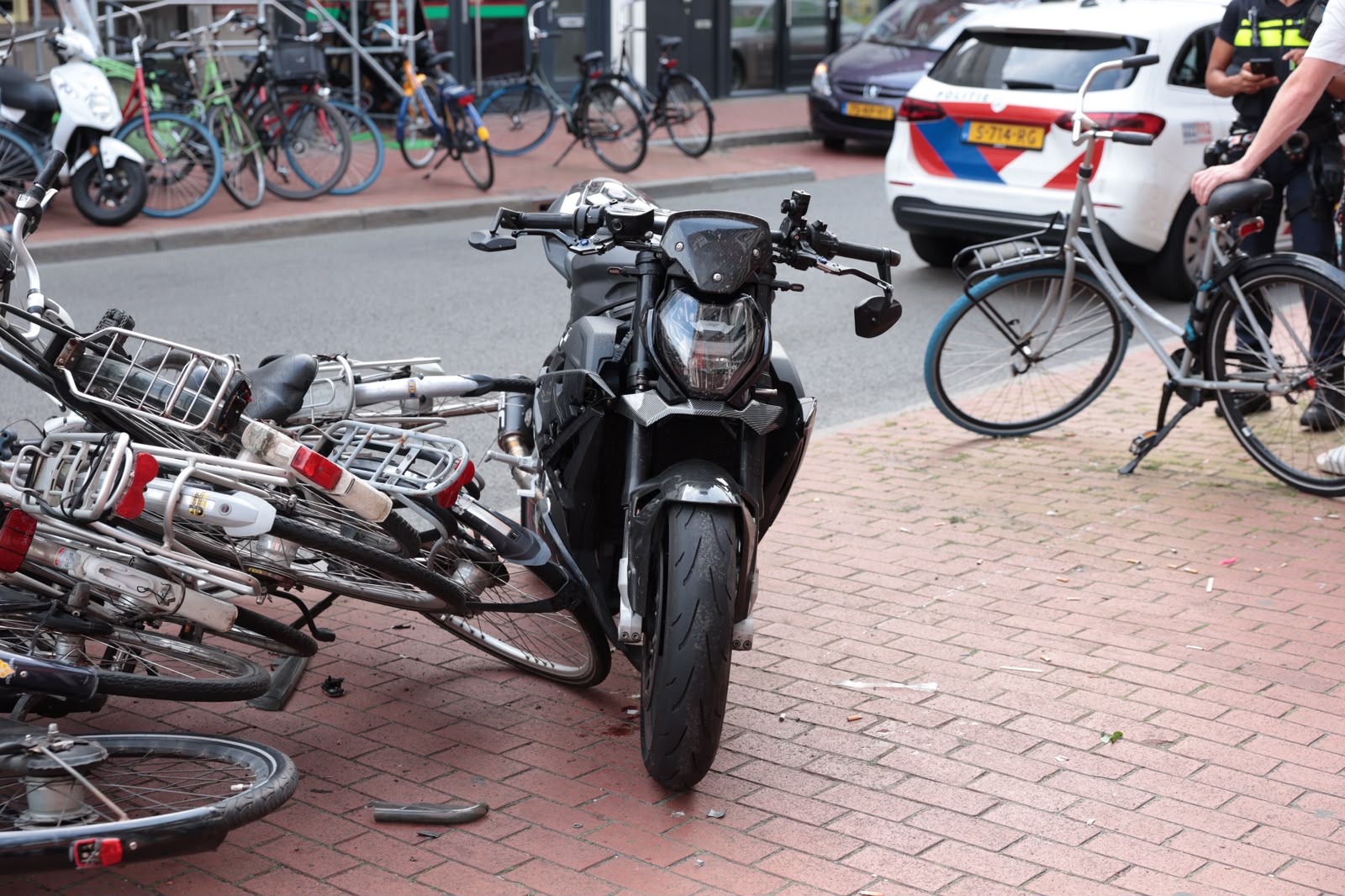 Fietser gewond na botsing met motorrijder in Nieuwe Ebbingestraat