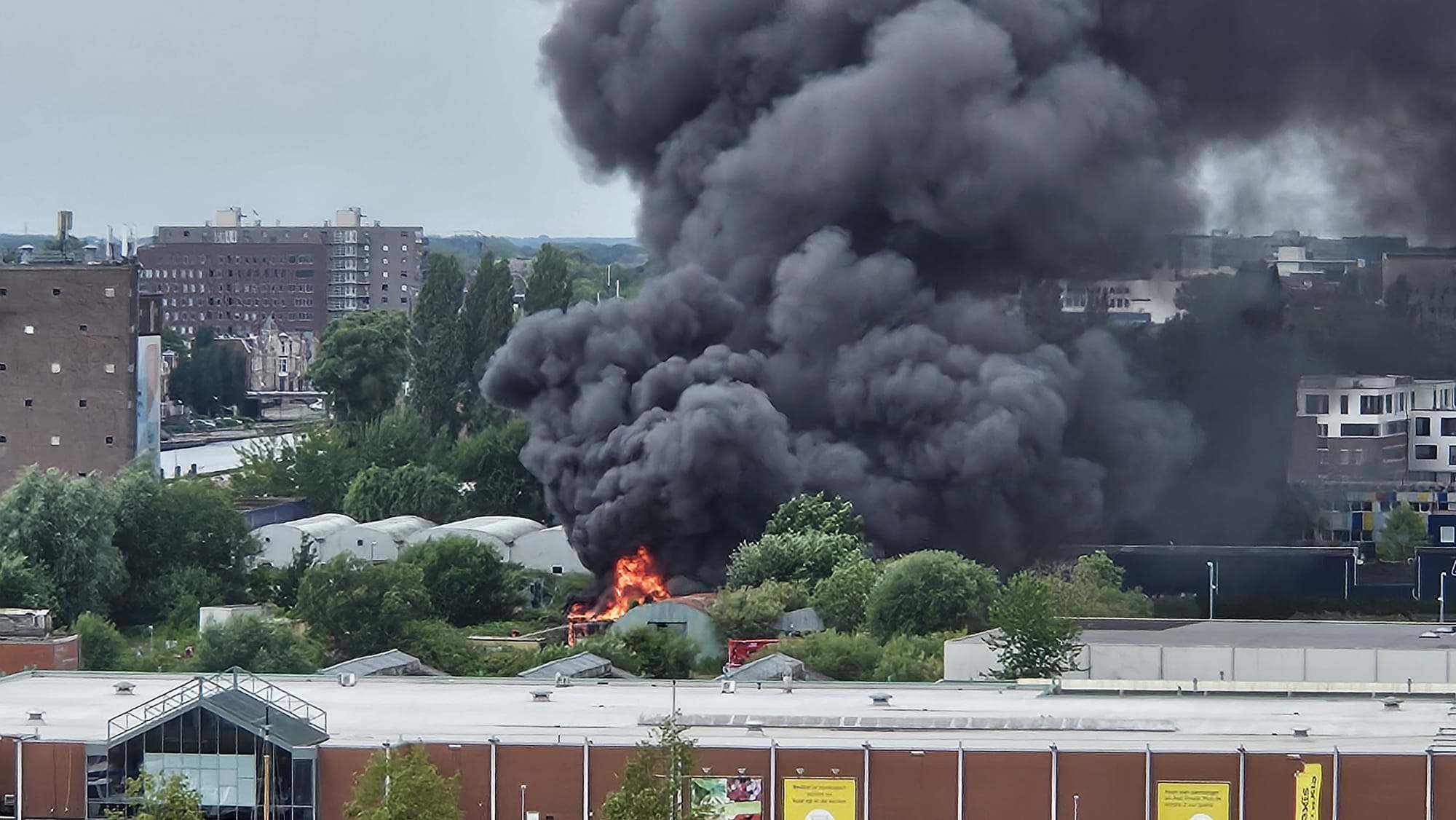 Forse zwarte rookwolken door brandende stacaravans aan Eltjo Ruggeweg