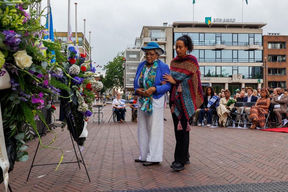 Drukbezochte Keti Koti-herdenking op Grote Markt: “Dit verleden werkt nog elke dag door” (foto’s)