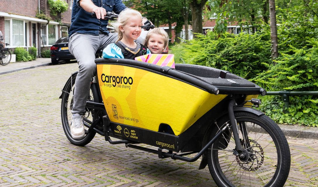 Eerste dertien deelbakfietsen staan in Stad, komende maanden volgen er meer