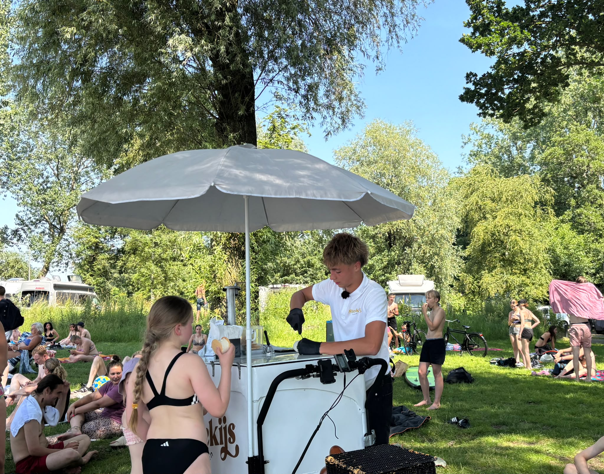 17-jarige steekijsverkoper Ivar: “Het gaat buitengewoon goed”