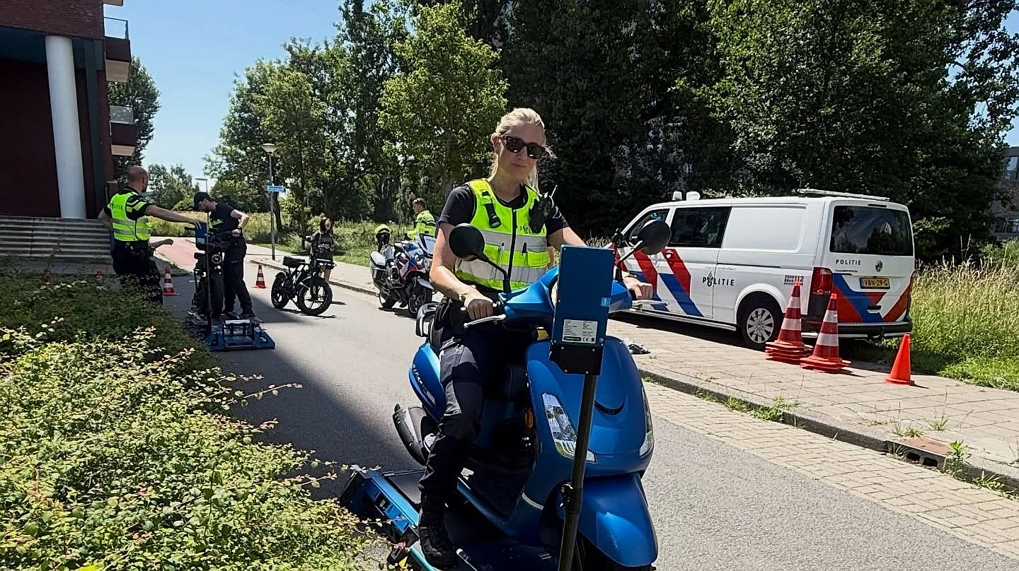 Tientallen bekeuringen en twee aanhoudingen bij controles bromfietsen en fatbikes in Professorenbuur