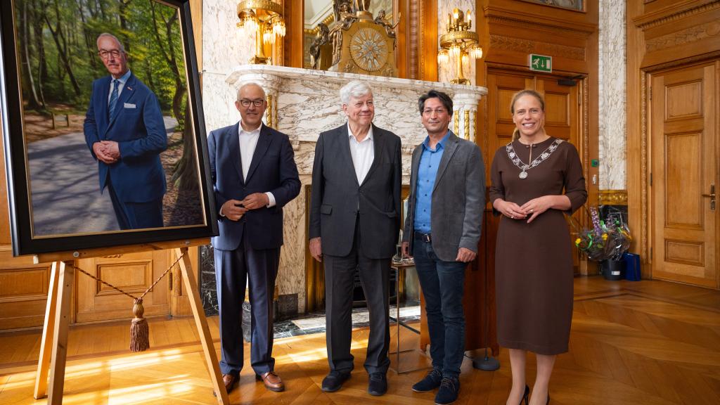 Kunstenaar Ahmad Haraji uit Stad schildert portret van oud-burgemeester Aboutaleb voor Rotterdams st