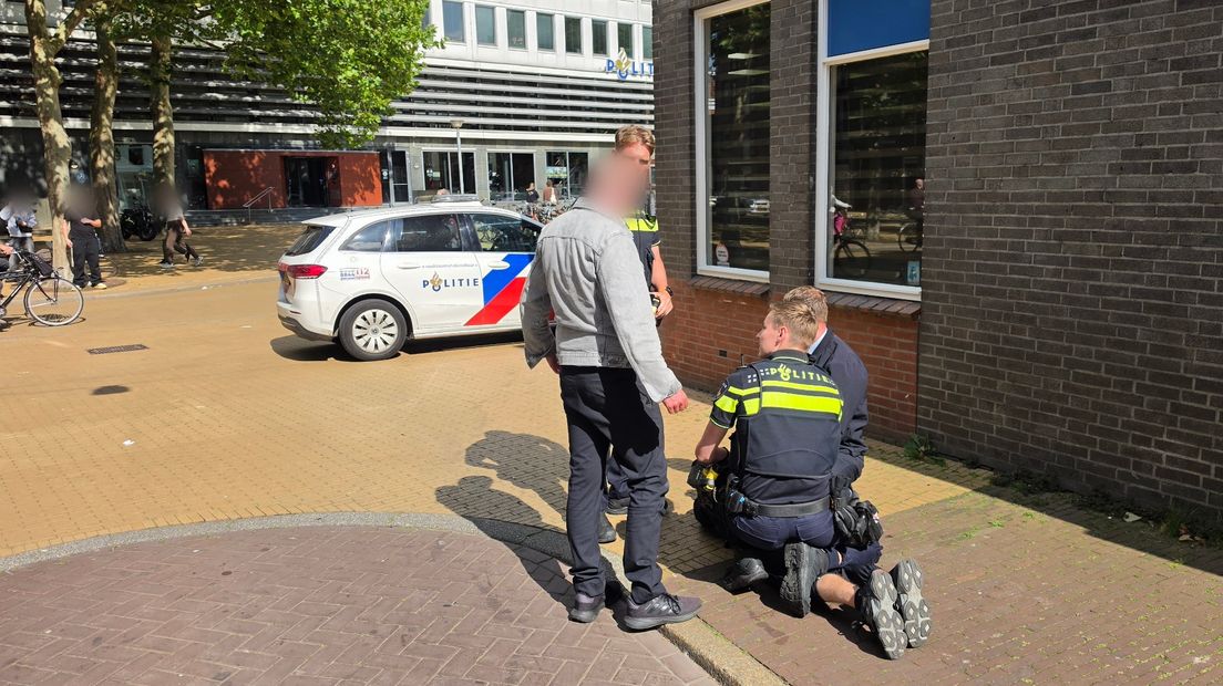 Winkeldief na achtervolging opgepakt voor politiebureau