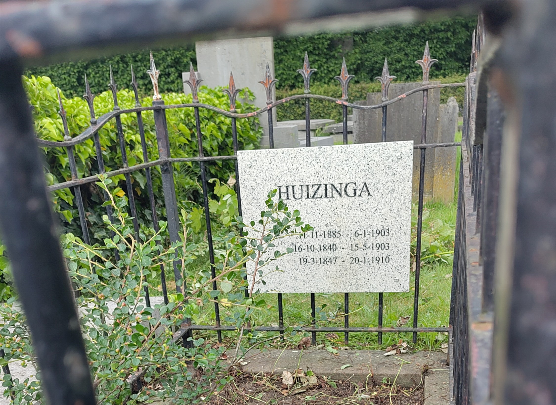 Overwoekerd graf van Groningse hoogleraar Huizinga in ere hersteld