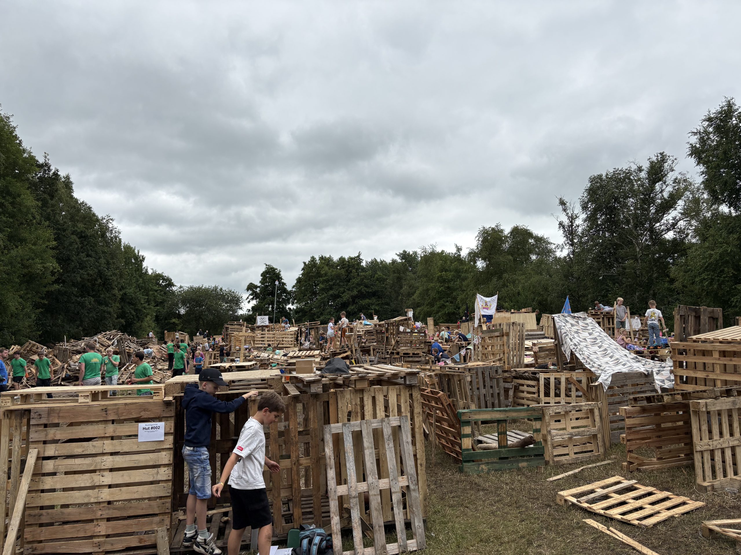Jaarlijks huttenbouwdorp in Haren