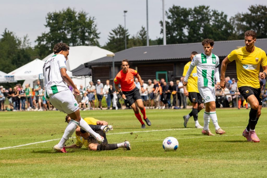FC Groningen verliest in slotfase nipt van tiental AEK Athene