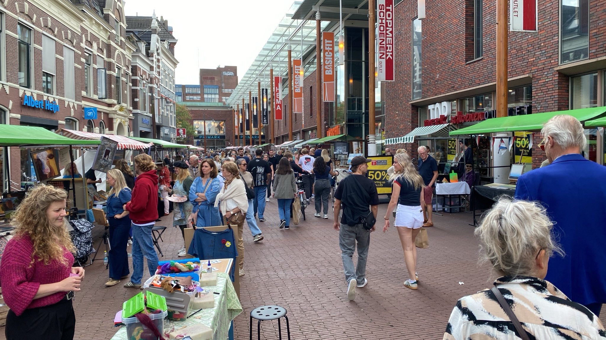 Reeks kunstmarkten op zondagen op en rond Westerhaven: ‘Zomerstad op z’n Frans’