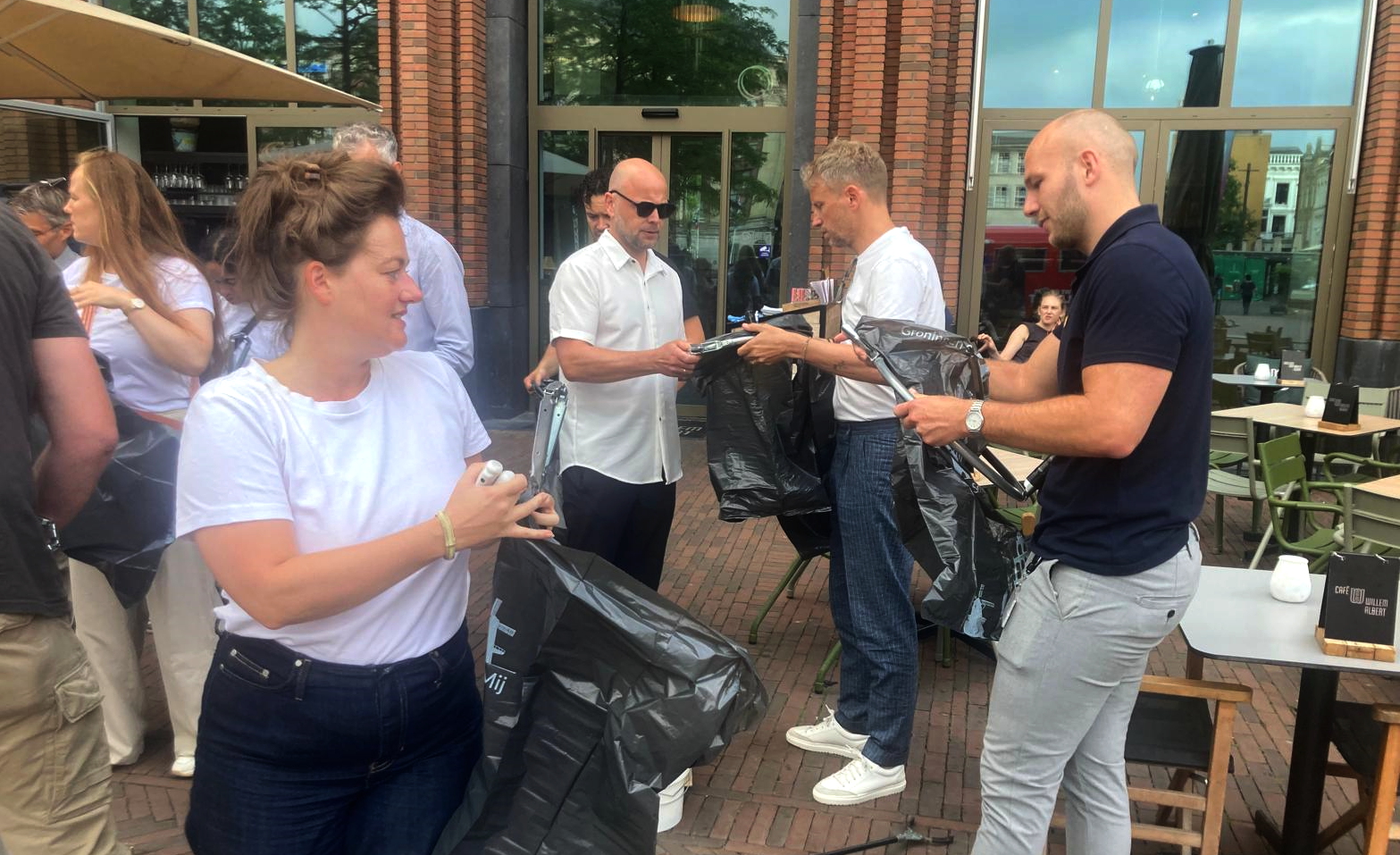 Ondernemers ruimen zwerfafval op in binnenstad: ‘Goed voorbeeld doet goed volgen’
