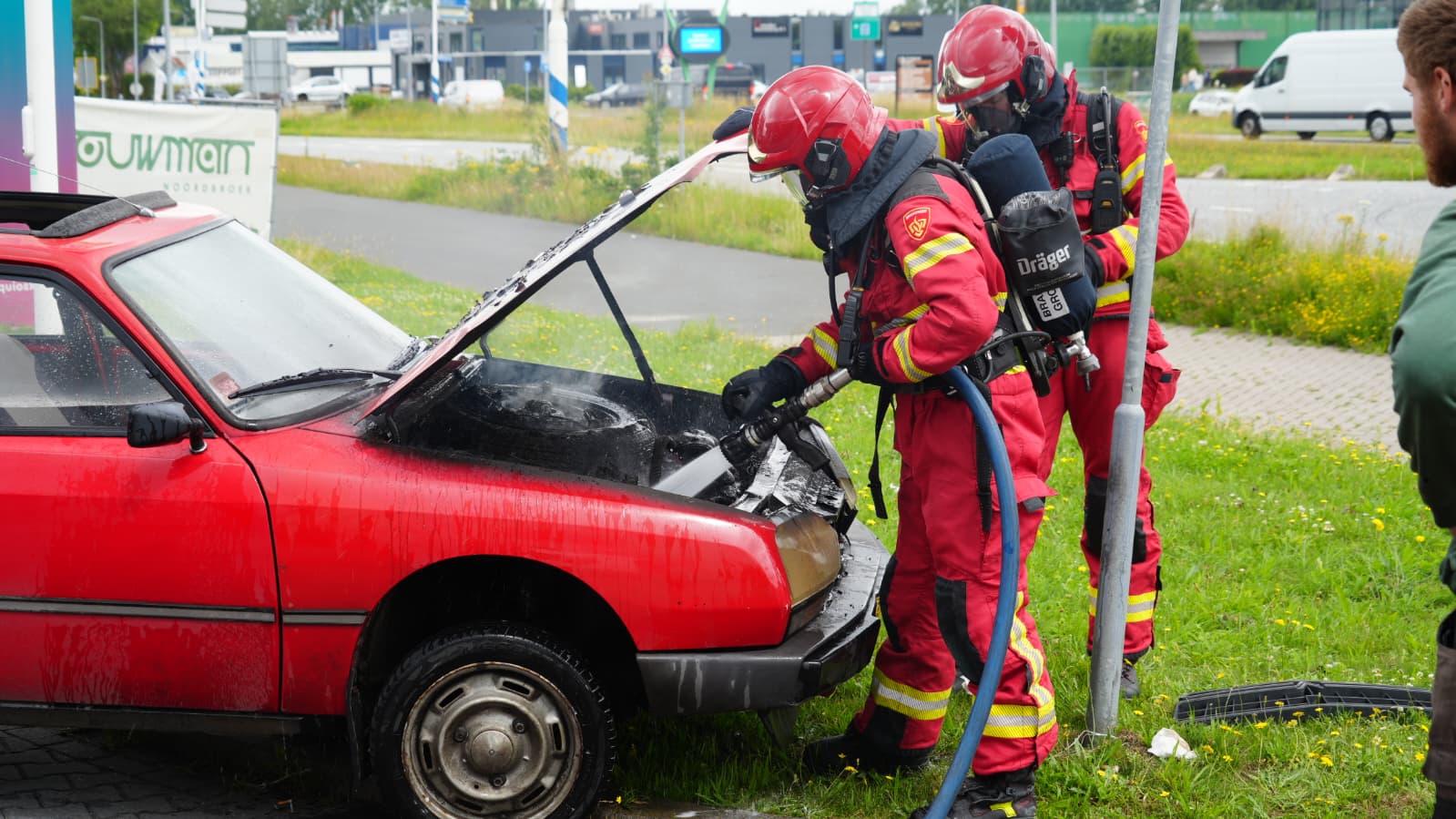 Oldtimer vat vlam bij tankstation op bedrijventerrein Euvelgunne