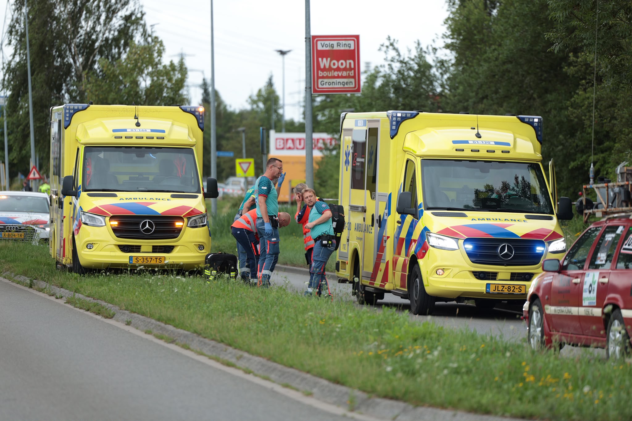 Scooterrijder zwaargewond bij verkeersongeluk Bornholmstraat