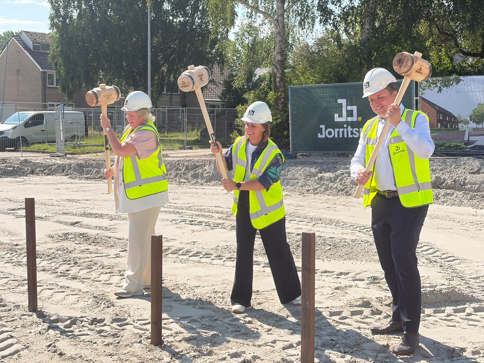 Eerste paal de grond in voor twintig nieuwbouwwoningen in Ten Boer: “Er overheerst een blij gevoel”