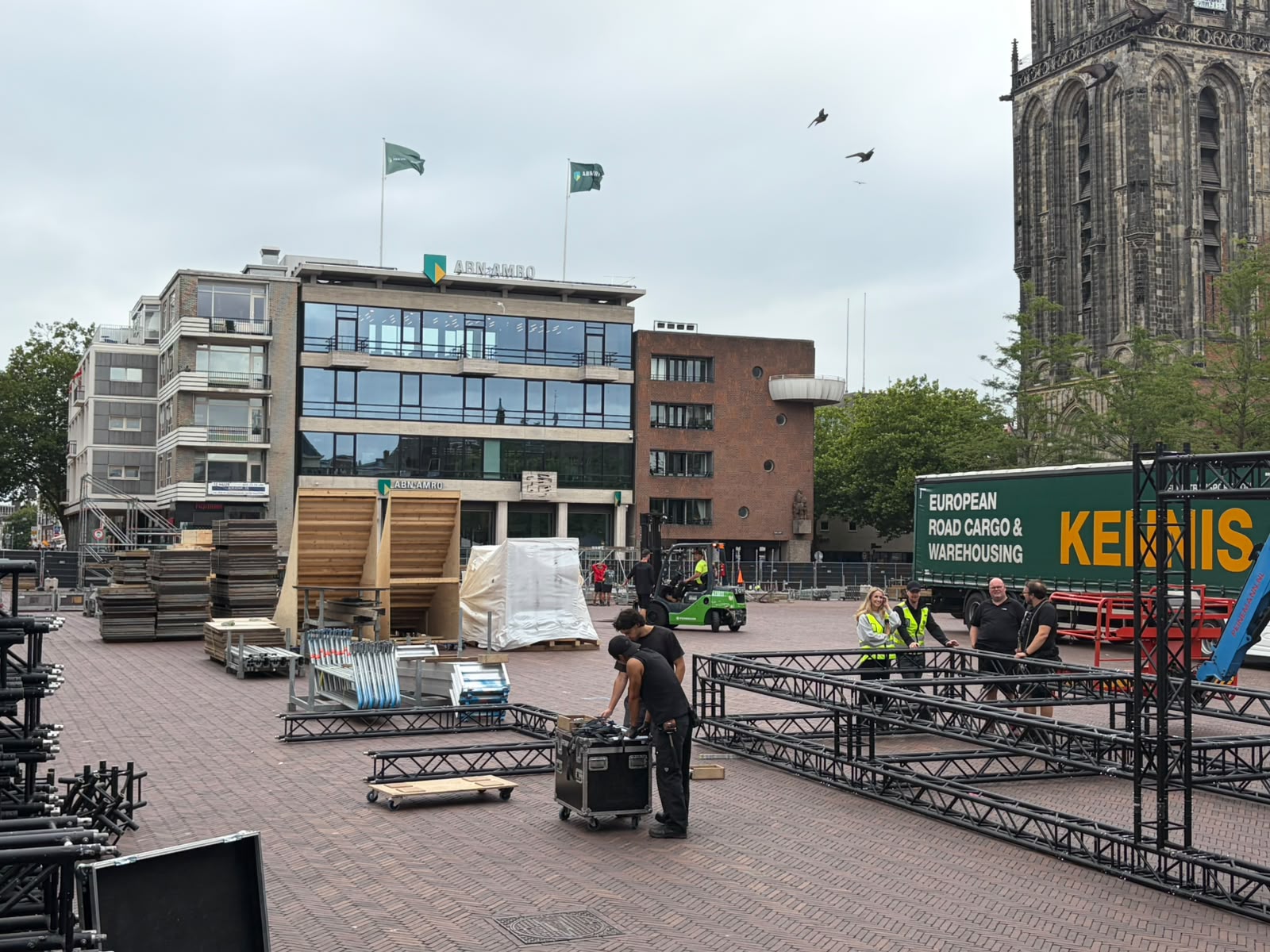 Opbouw Red Bull District Ride op Grote Markt begonnen, plein grotendeels afgesloten