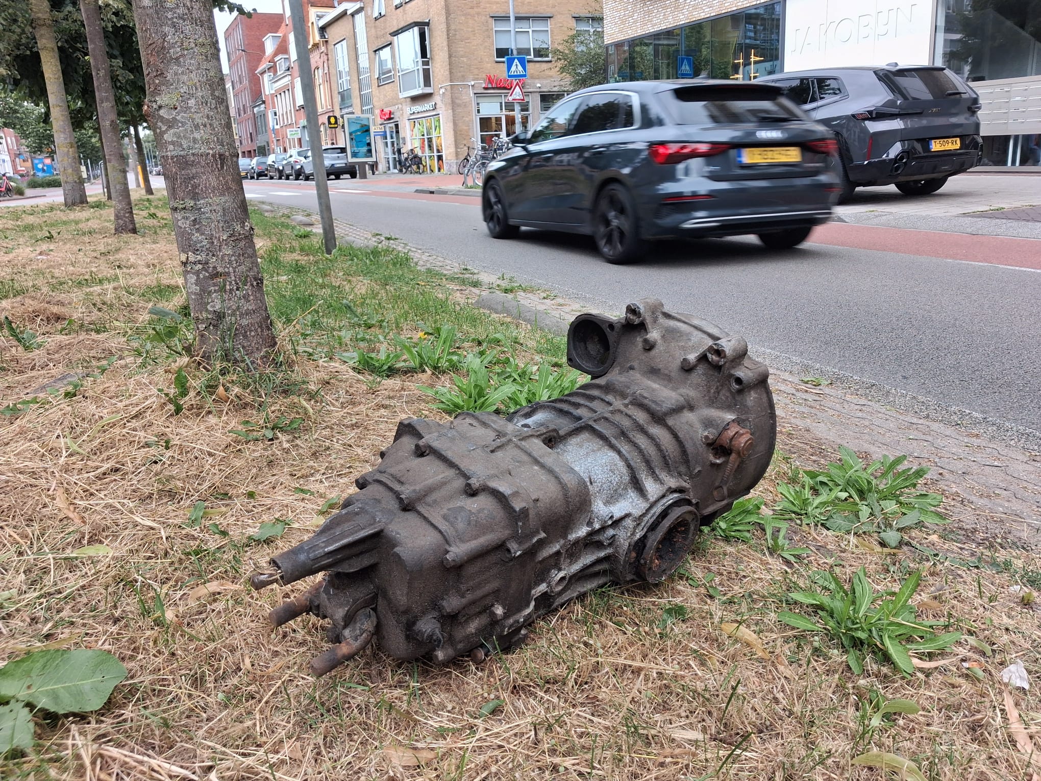 Bijzonder zwerfafval aan het Boterdiep: “Wie laat er nu een versnellingsbak in de middenberm achter?