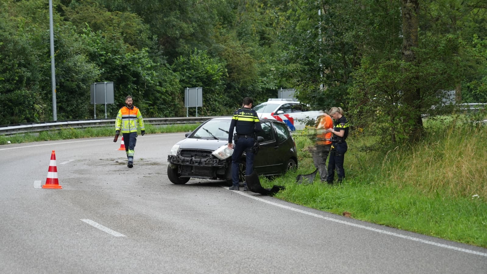Automobilist vliegt uit de bocht bij Noorderhoogebrug