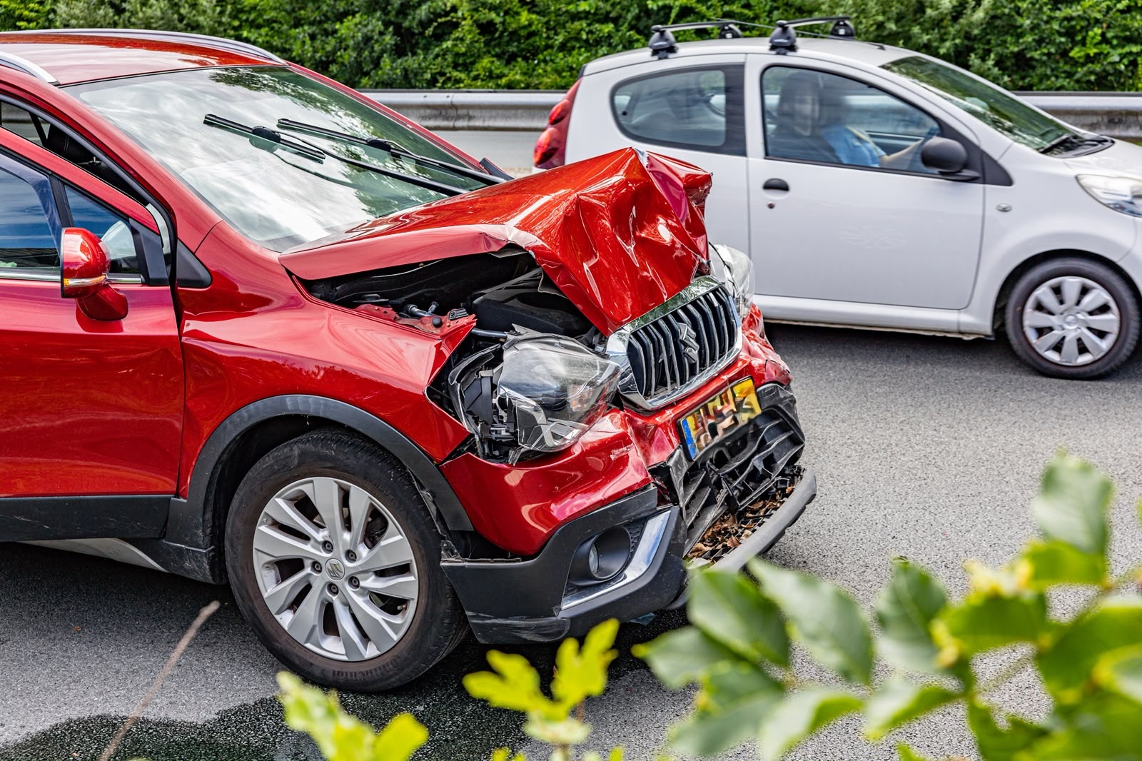 Forse schade bij kop-staartbotsing met drie auto’s op Friesestraatweg