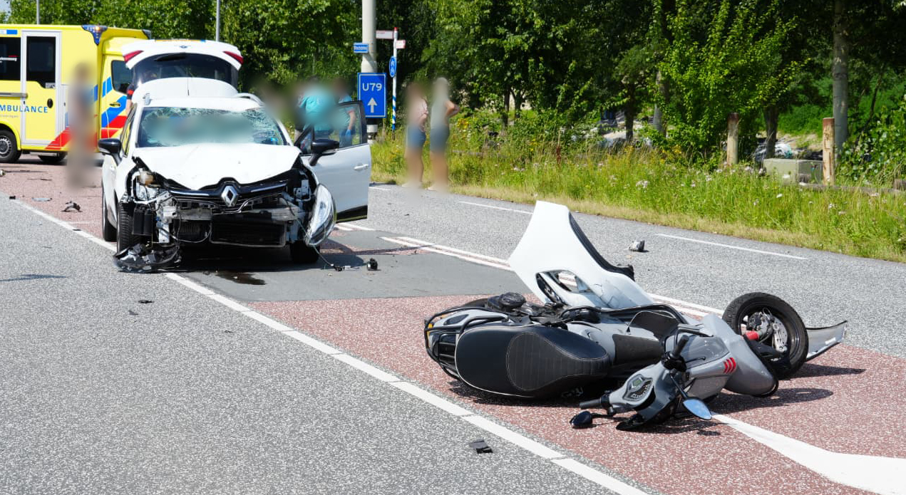 Traumaheli ingezet na aanrijding tussen auto en scooter op Winschoterweg