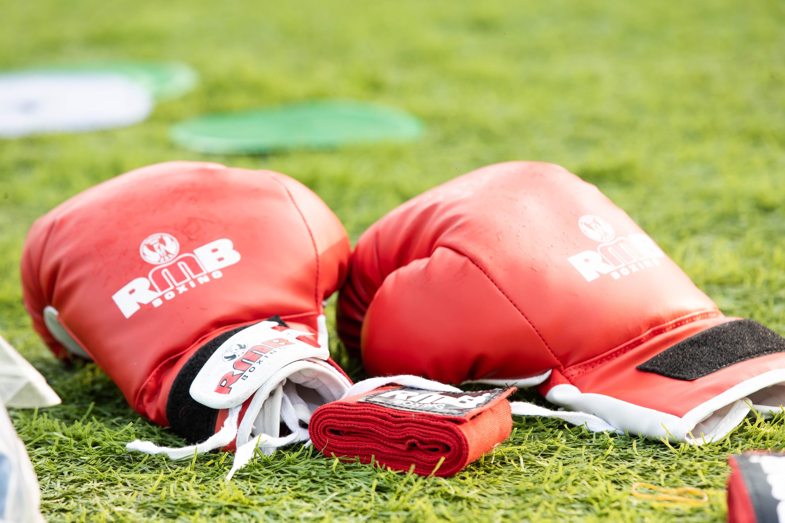 Mansouri Gym viert lustrum met kickbokstoernooi in de openlucht in Vinkhuizen