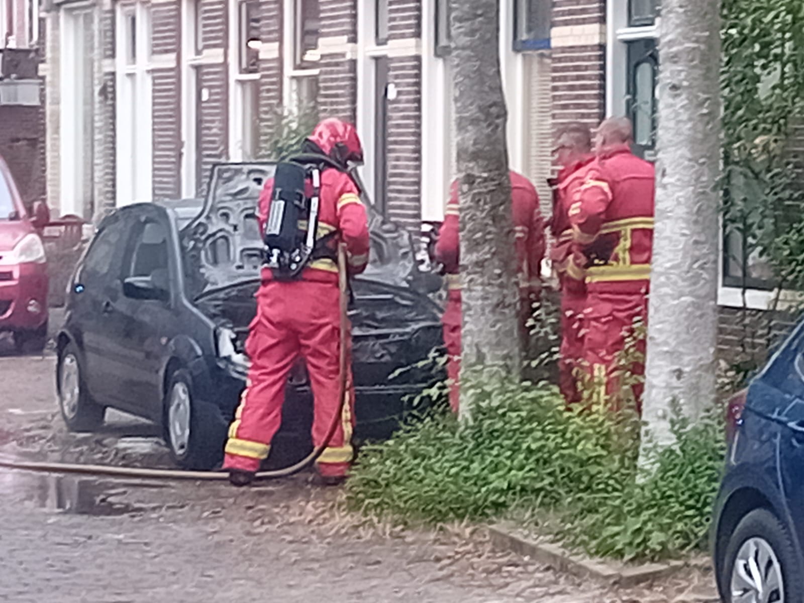 Auto vliegt in brand in de Selwerderstraat
