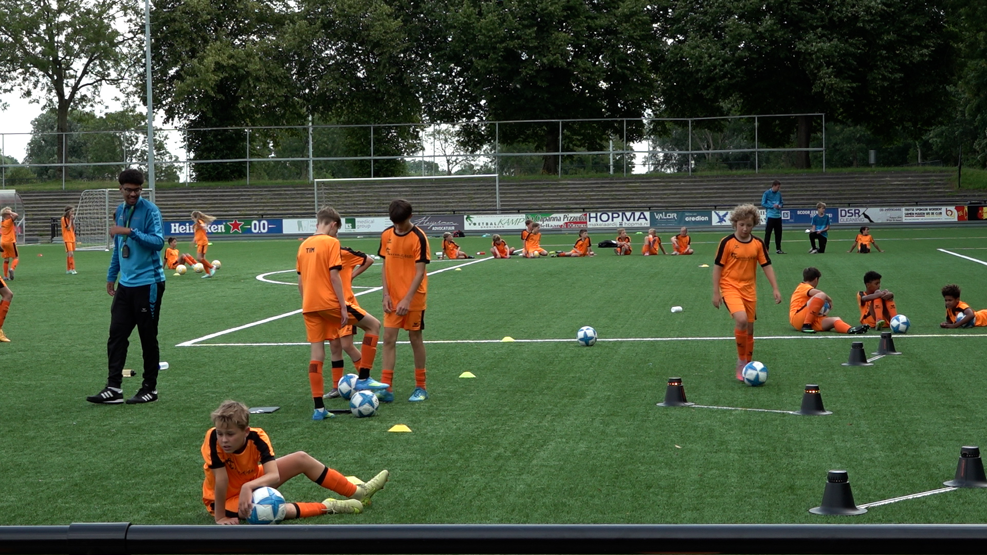 Voetbalkamp Groningen op sportpark Esserberg in volle gang