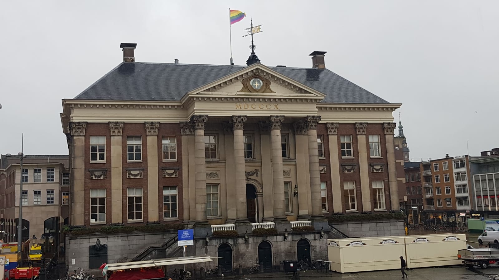 Groningen betuigt medeleven na aanslag in Berlijn: regenboogvlag wappert op Stadhuis
