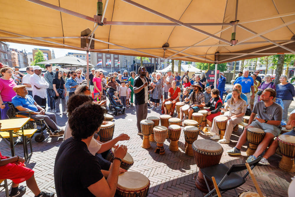Keti Koti gevierd op de Grote Markt: ‘Stapje voor stapje alle Groningers bewust maken van gedeeld ve