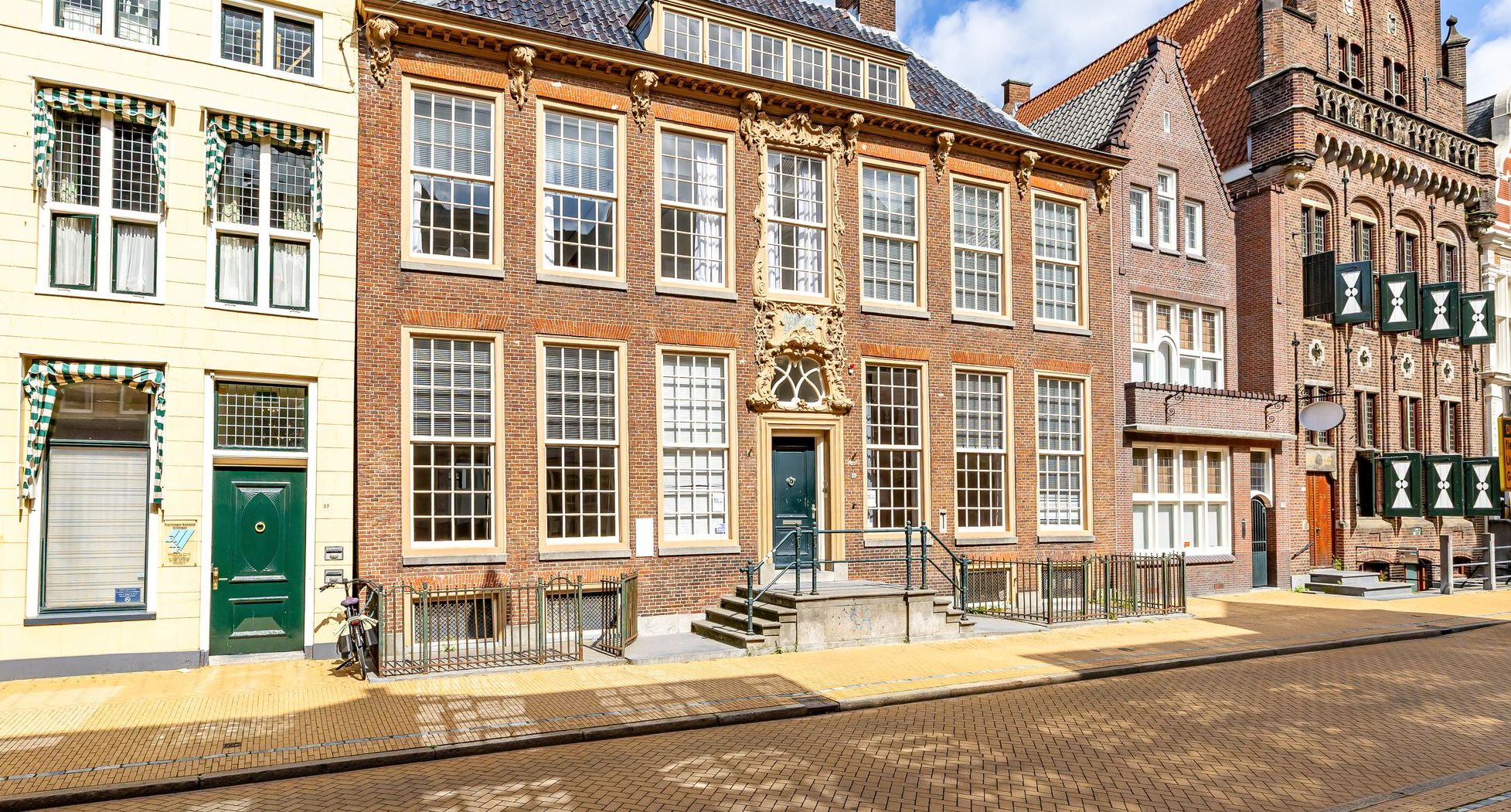 RUG verkoopt weer monumentaal pand aan Oude Boteringestraat, ‘Huis met de 13 Tempels’ moet drie milj