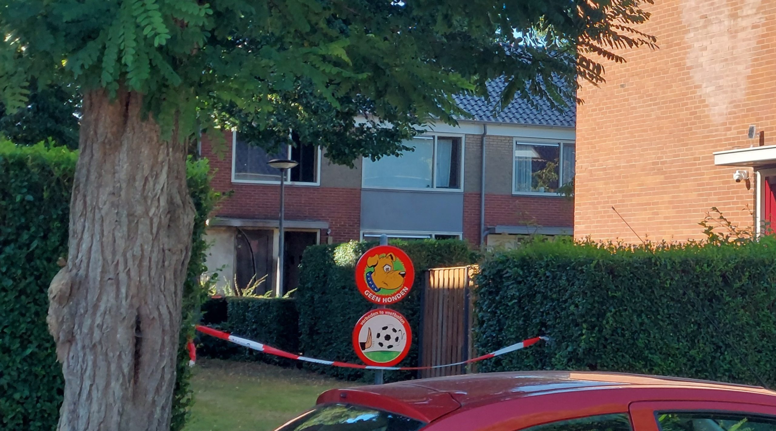 Politie zoekt naar grijze VW met witte nummerplaten vanwege mogelijke betrokkenheid bij explosie in 