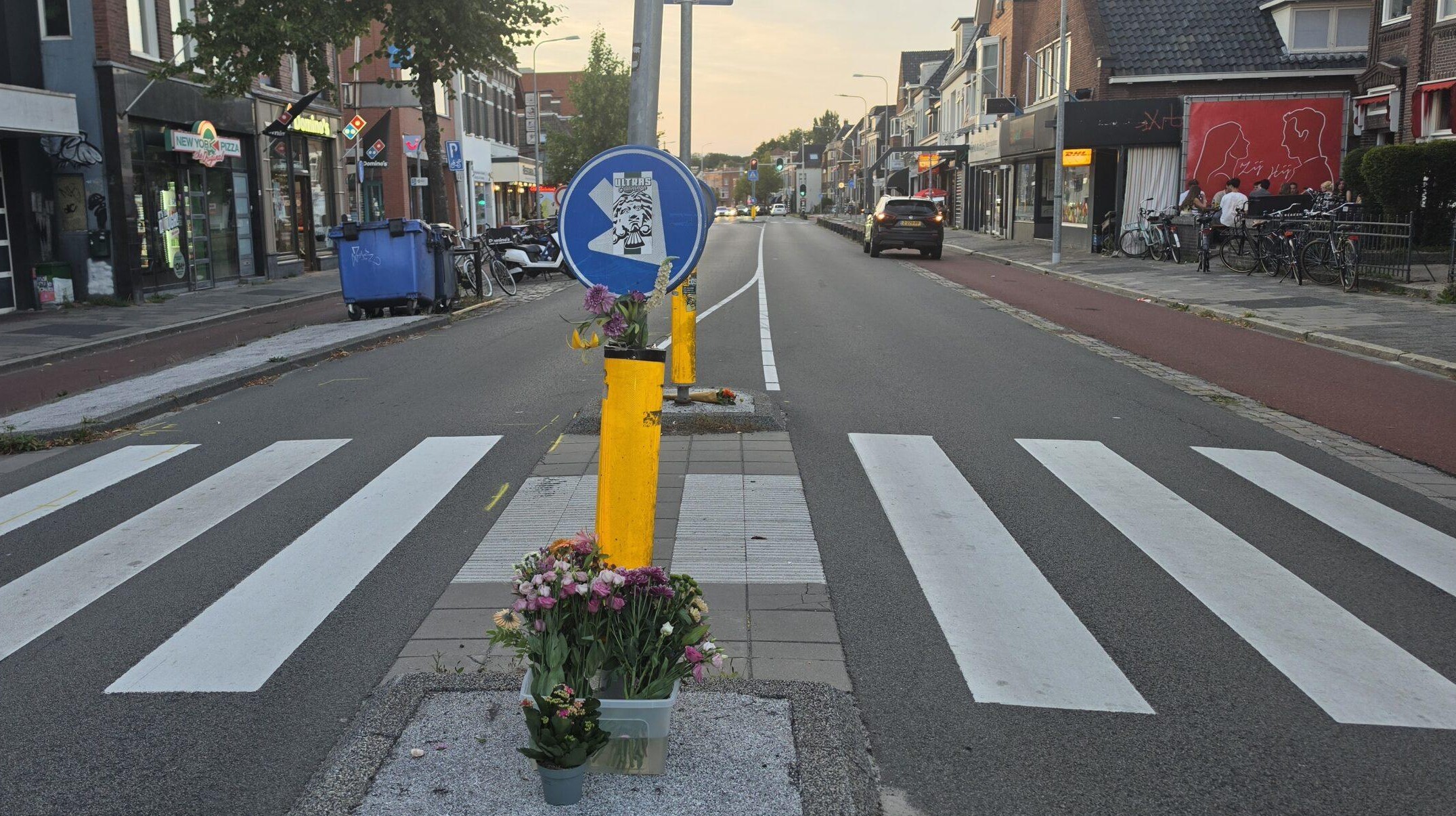 Bloemen neergelegd op plek van dodelijke aanrijding Verlengde Hereweg