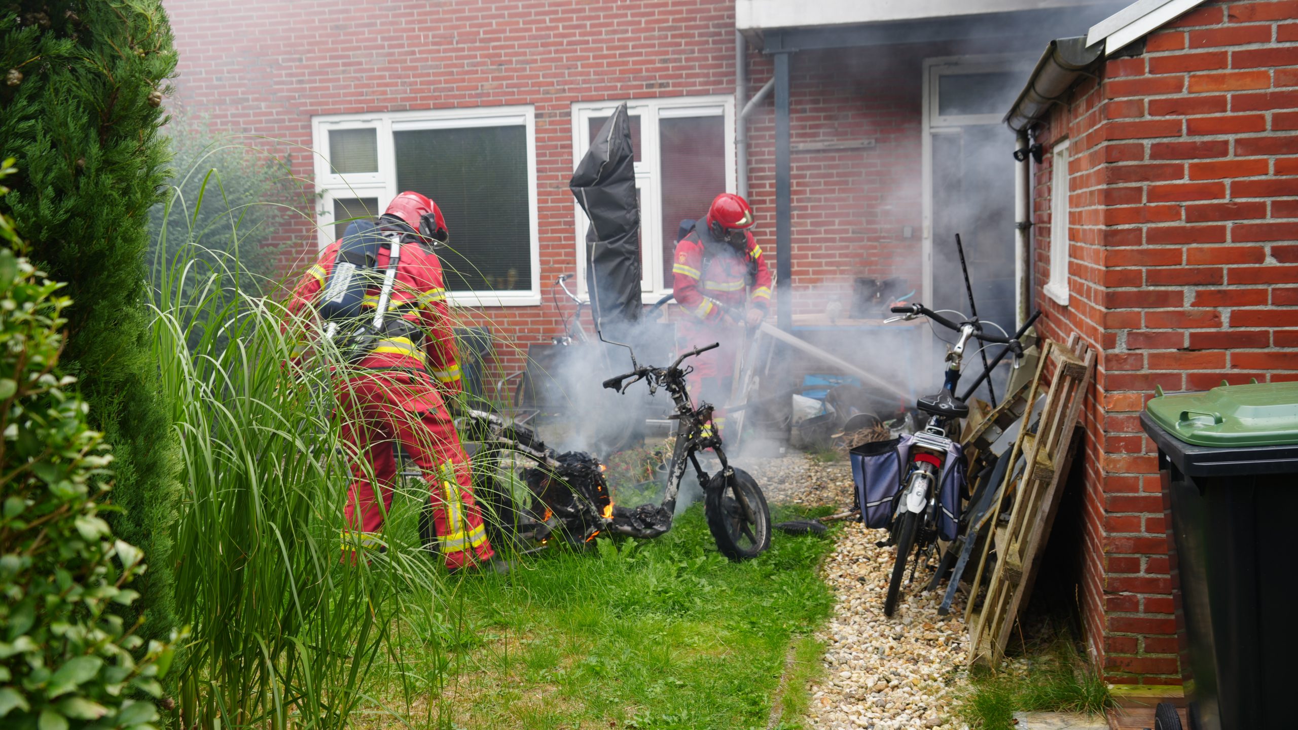 Flinke rookontwikkeling bij scooterbrand in achtertuin Grote Leliestraat