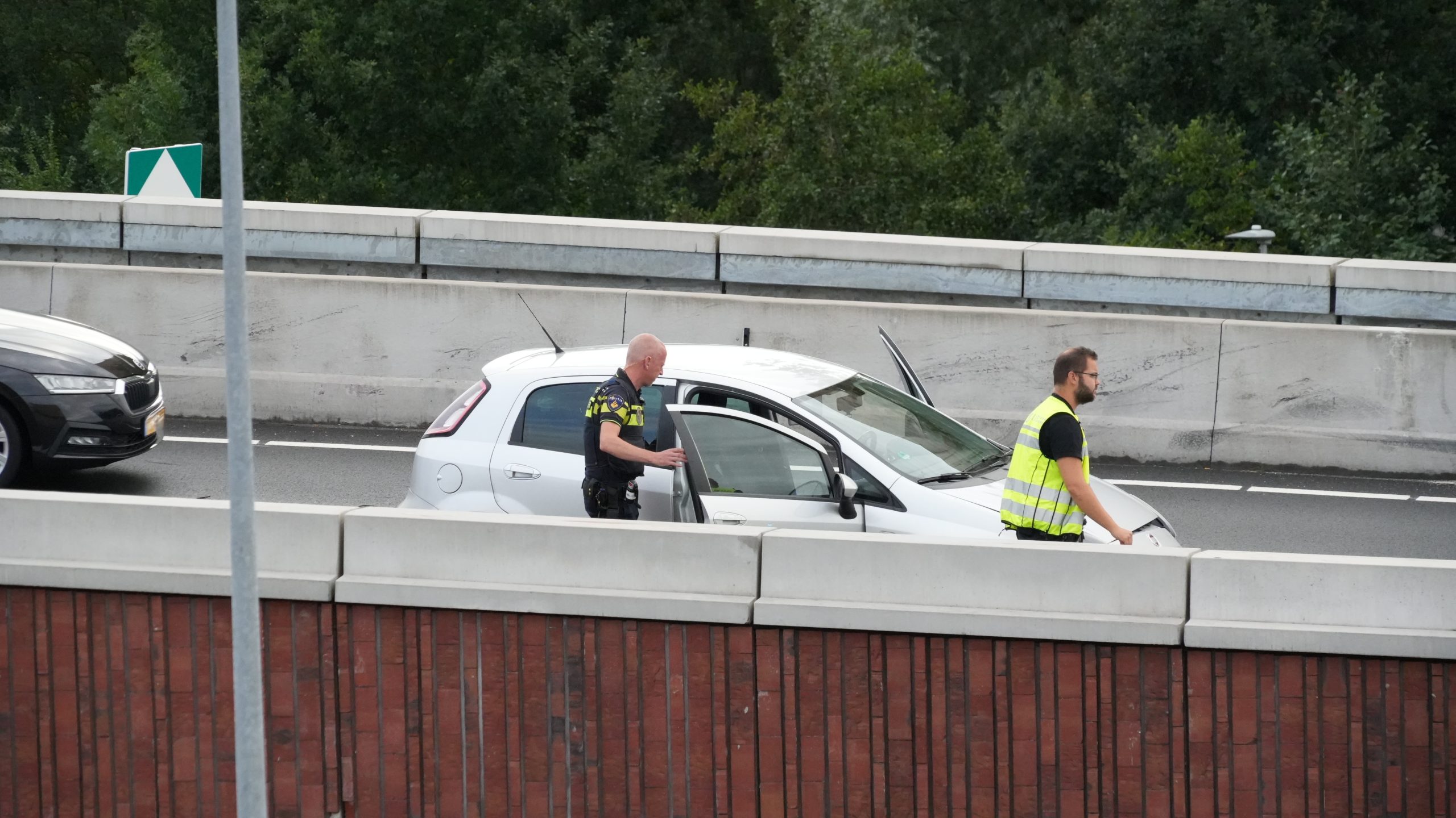 Voor de tweede keer dit weekend raak in Mario Kartbocht: auto in de slip op verbindingsweg