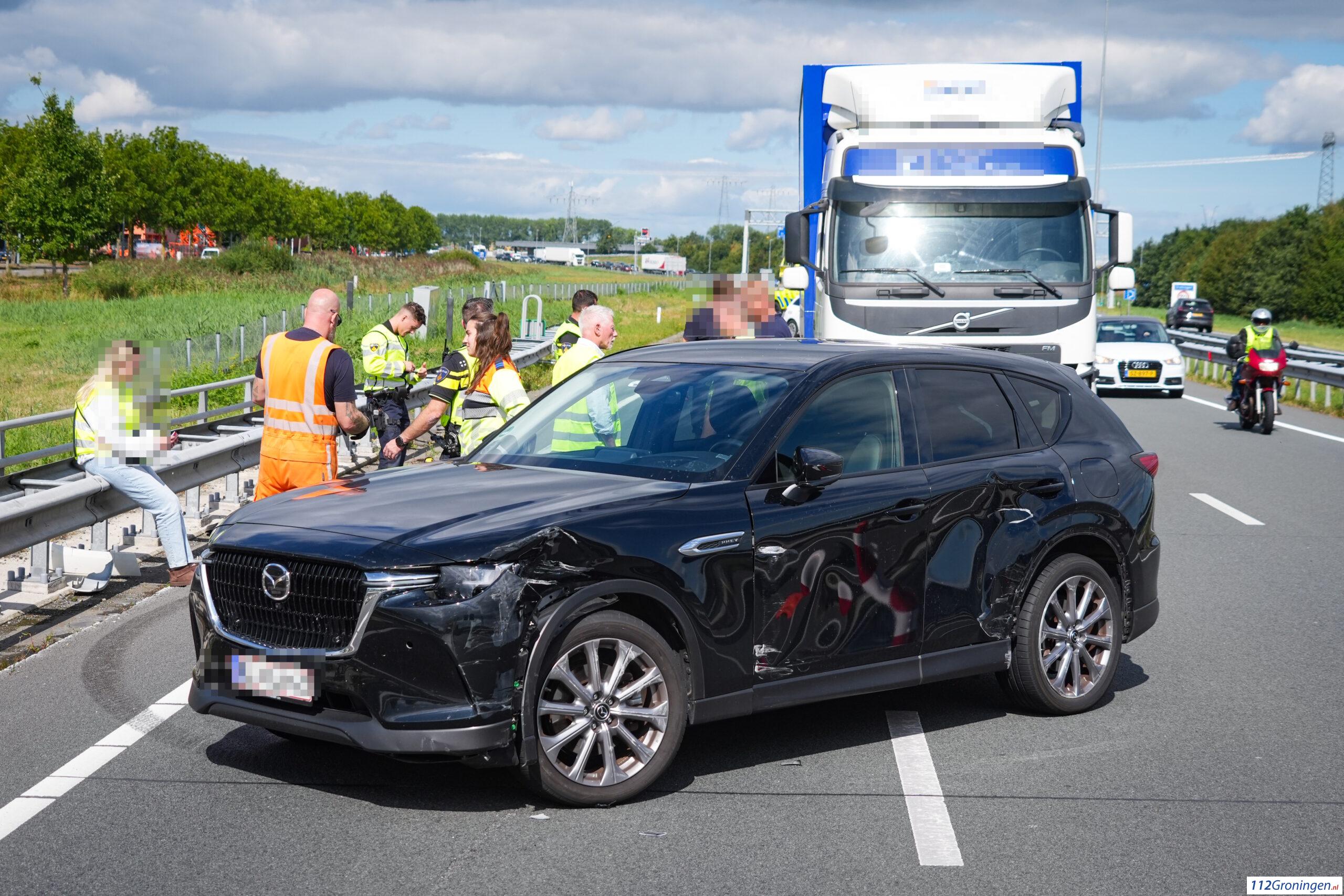 File op ringweg door botsing vrachtwagen en personenauto