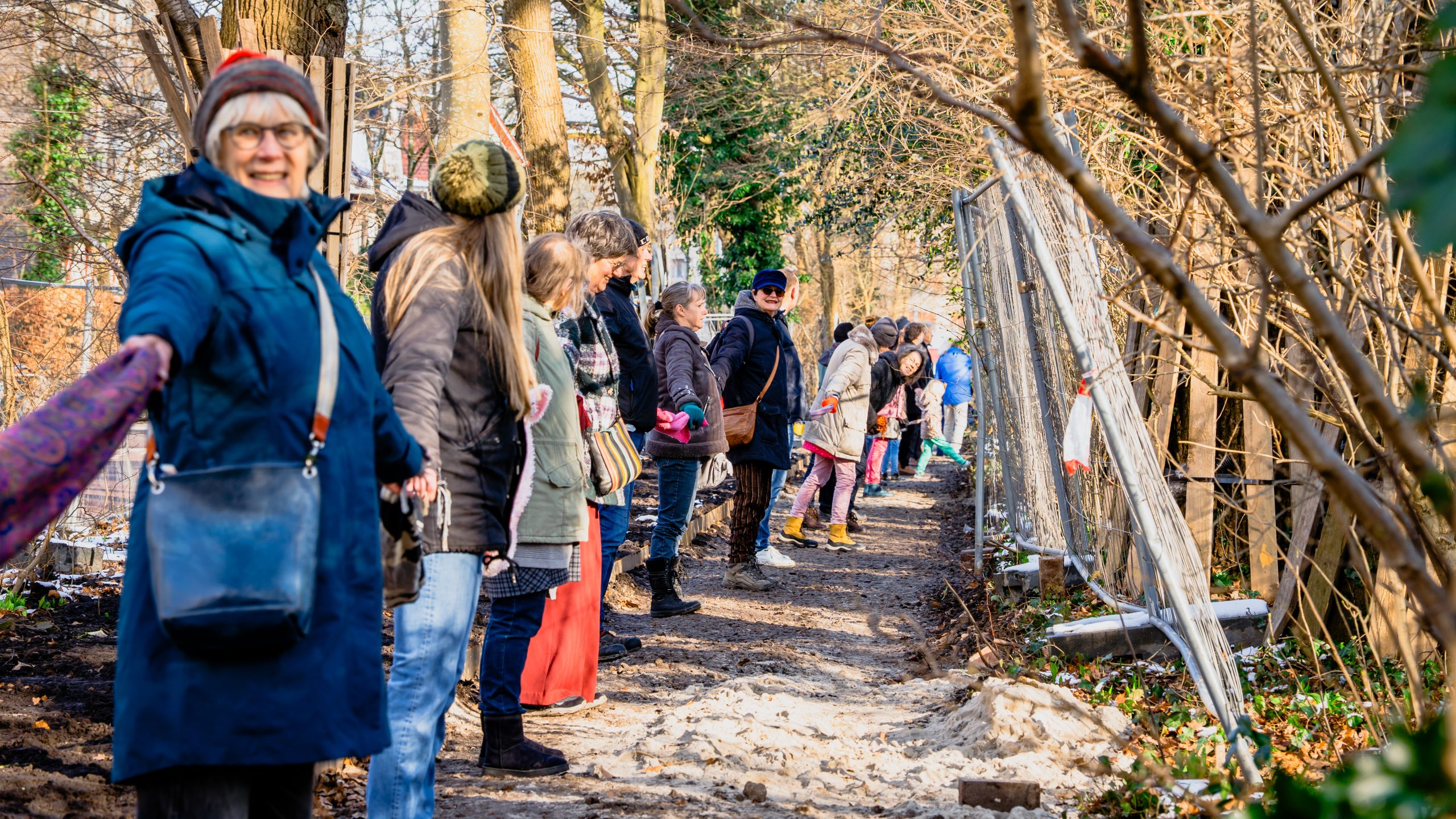 Actiegroepen luiden noodklok over herinneringspaden Sterrebos: “Geen tegels in het oudste bos”