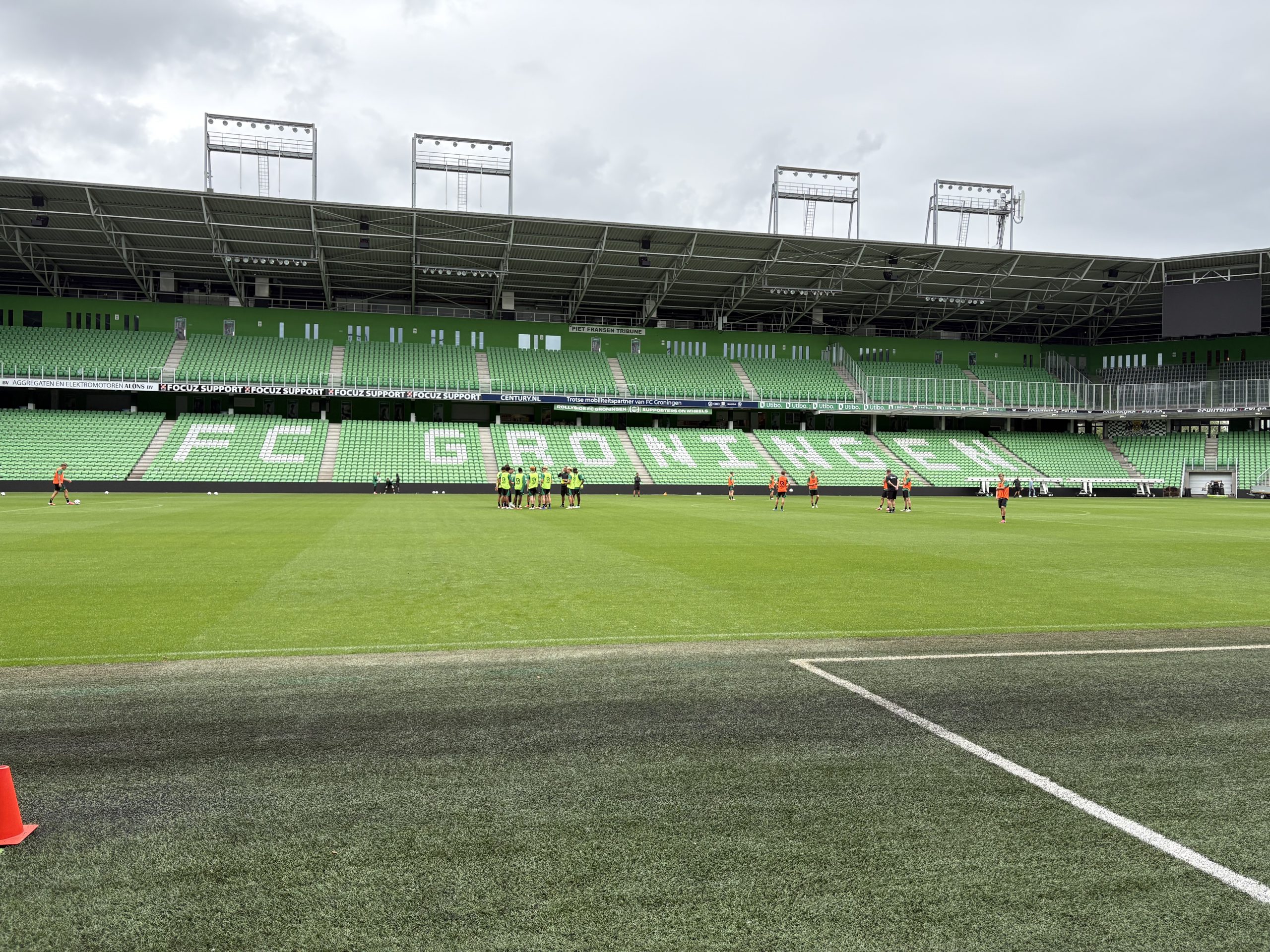 FC Groningen met twee nieuwe gezichten richting uitwedstrijd in Den Haag