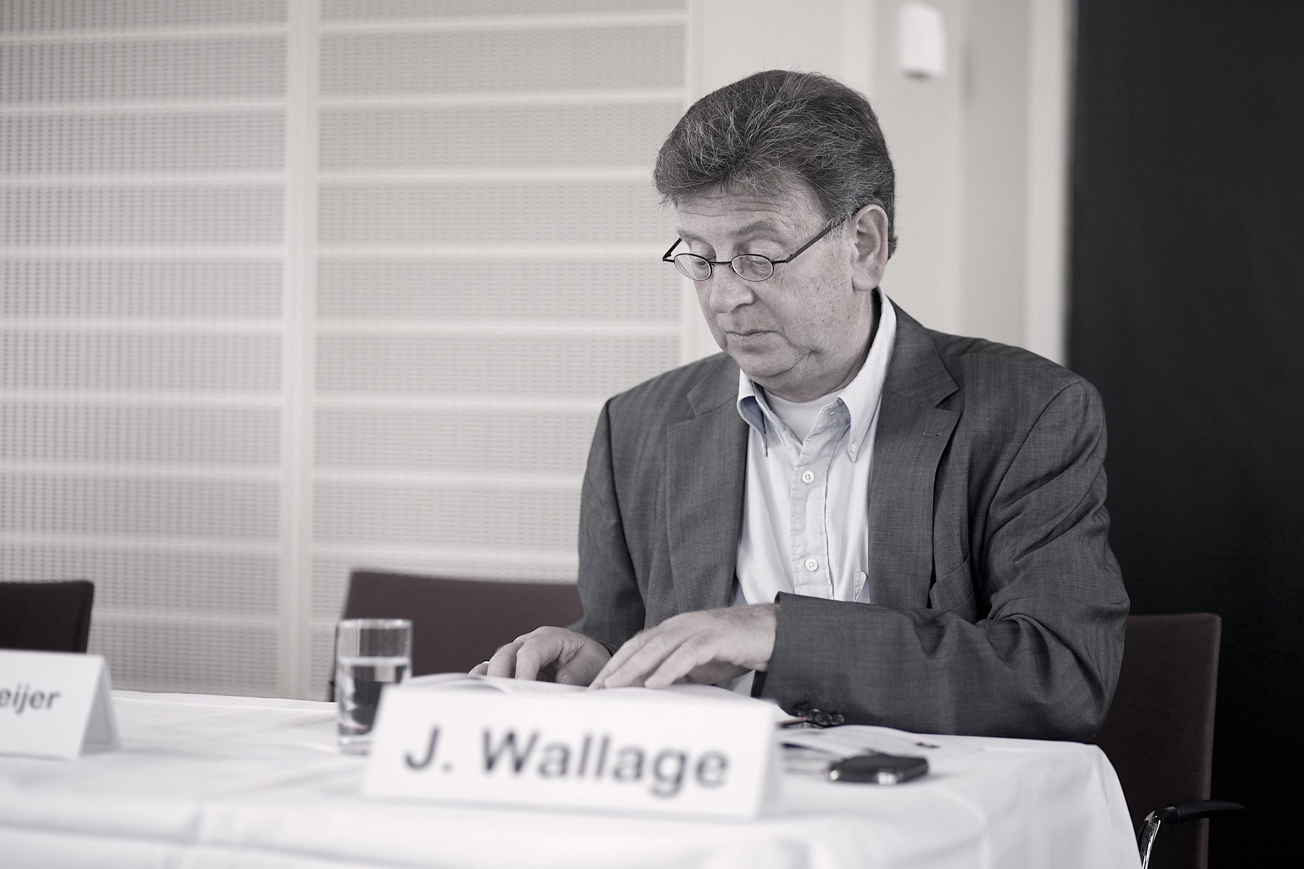 In Memoriam Jacques Wallage (1946–2026): “Een aimabele man, welbespraakt en een echte woordkunstenaa