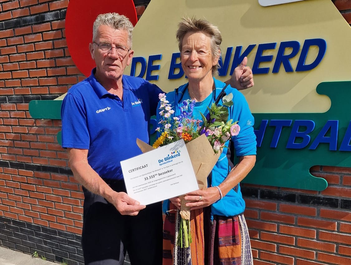 Mijlpaal voor zwembad Ten Boer: 33.333e bezoeker verwelkomd en bad blijft weekje langer open