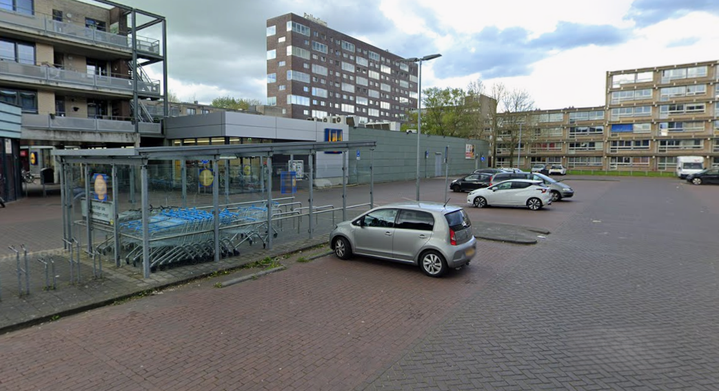Automobilist rijdt glasplaat van winkelkarrenstalling aan diggelen bij supermarkt in Vinkhuizen