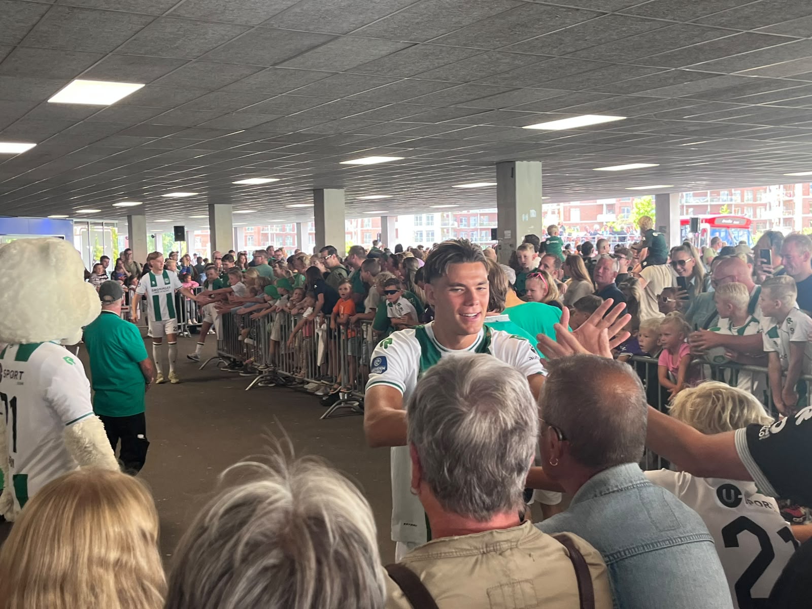 Ongeveer 10.000 supporters vieren geslaagde open dag van FC Groningen