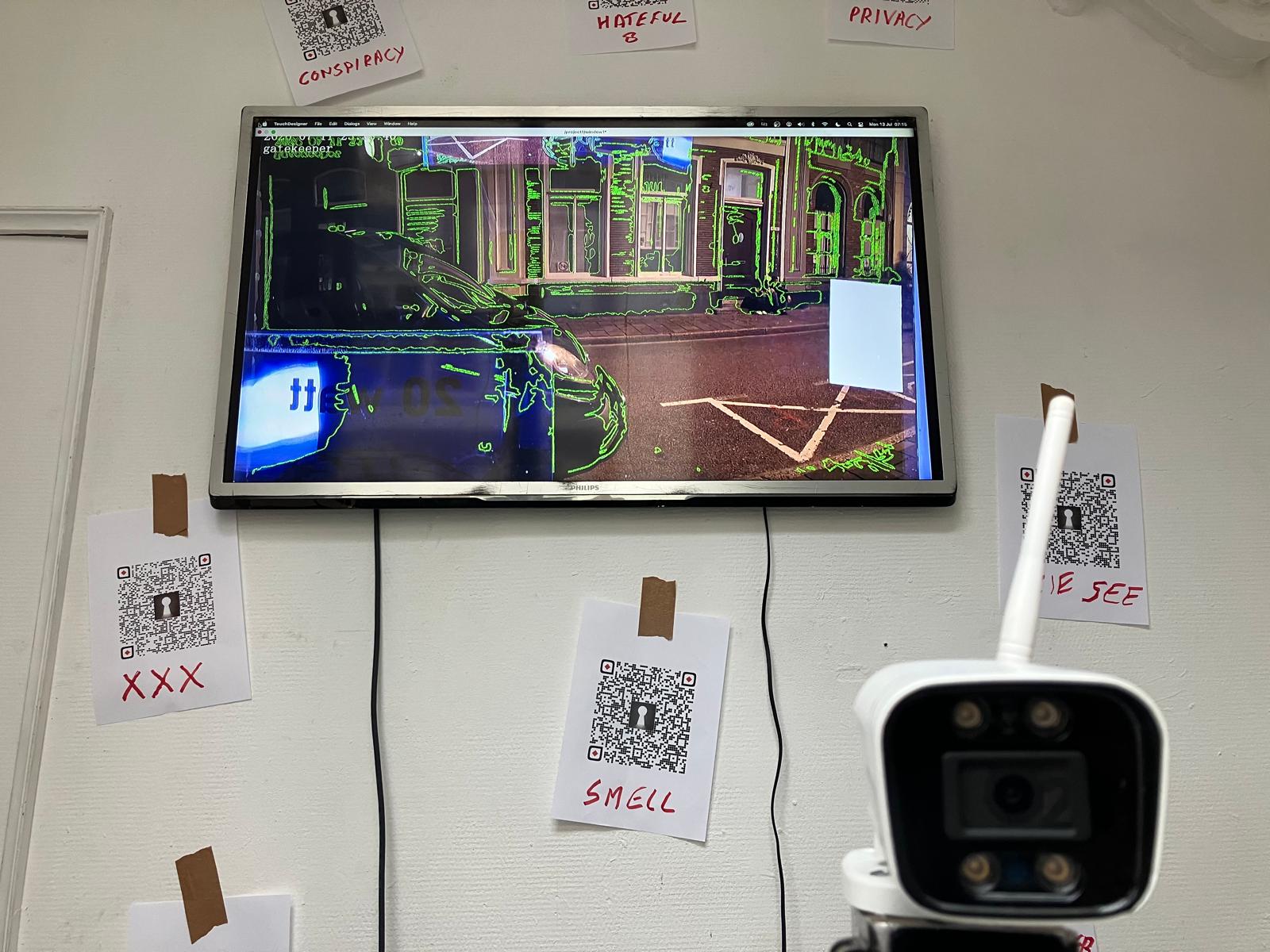 Expositie in Portiersloge zet vraagtekens bij 2.200 camera’s in binnenstad: “Een camera houdt geen g