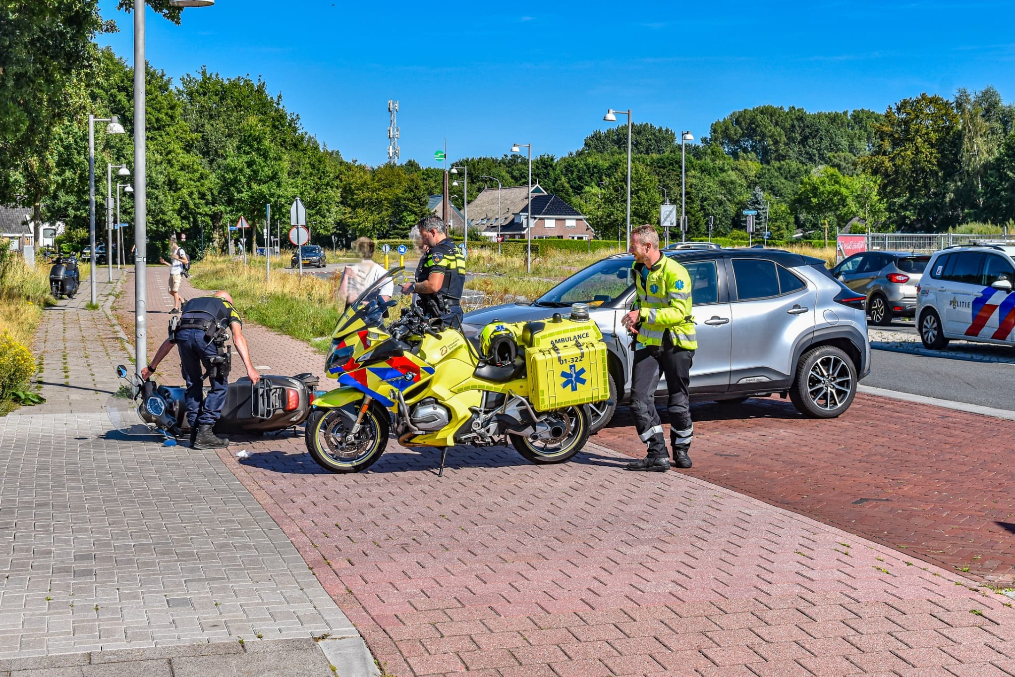 Scooterrijder geschept bij supermarkt in Eelderwolde