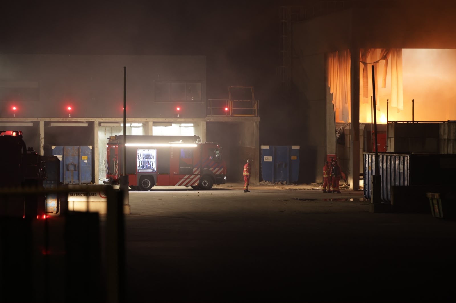 Flinke rookontwikkeling bij brand onder overkapping afvalbedrijf Gideonweg