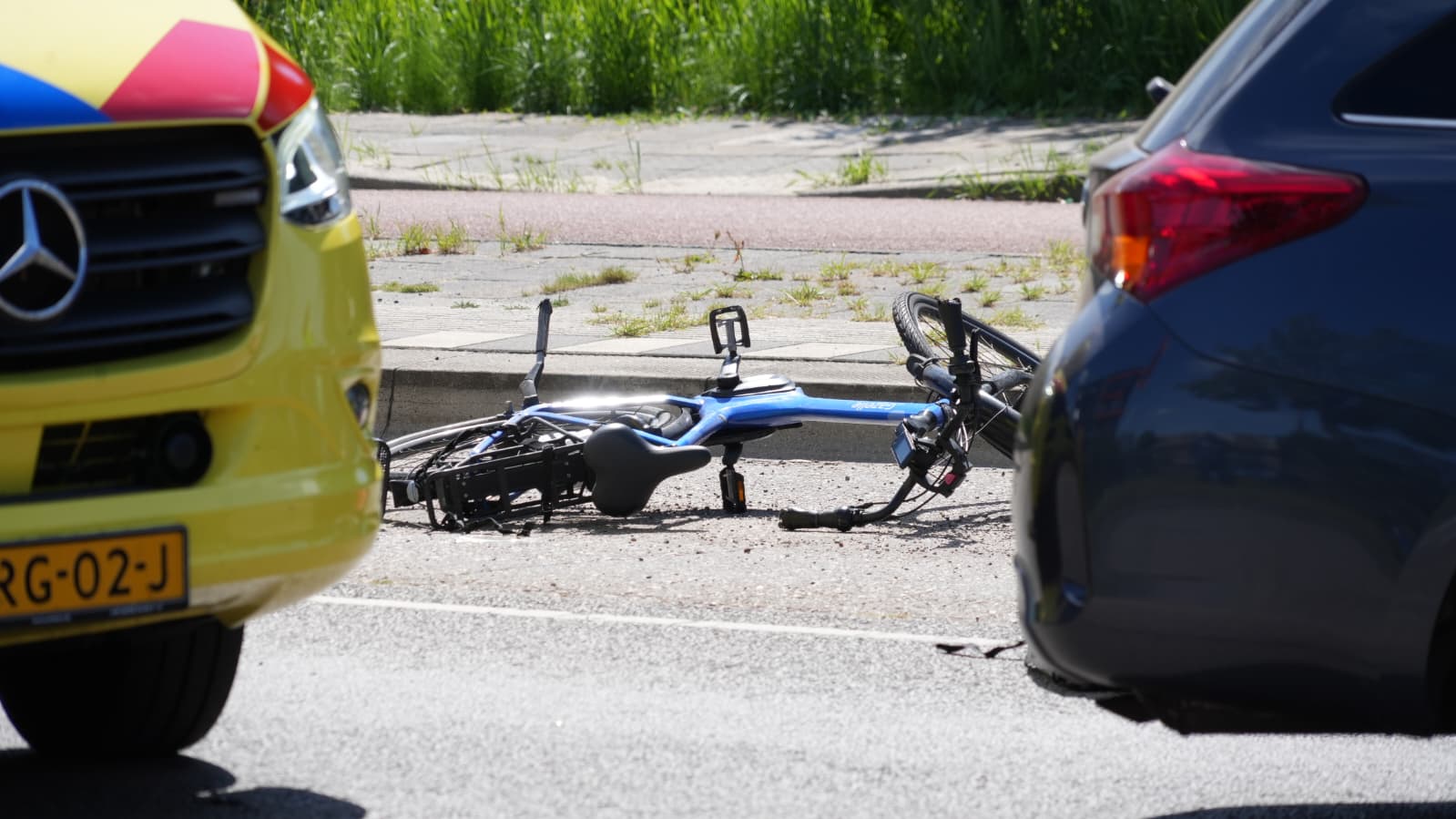 Fietser raakt zwaargewond door aanrijding op Bornholmstraat