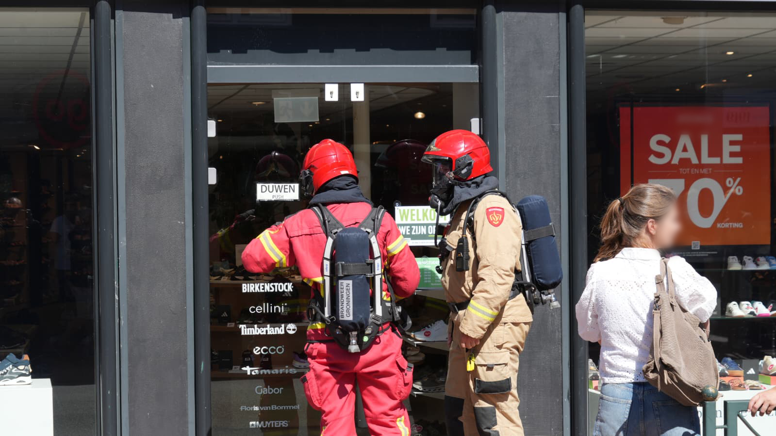 Brandweer doet onderzoek in schoenenwinkel in Haren na brandalarm