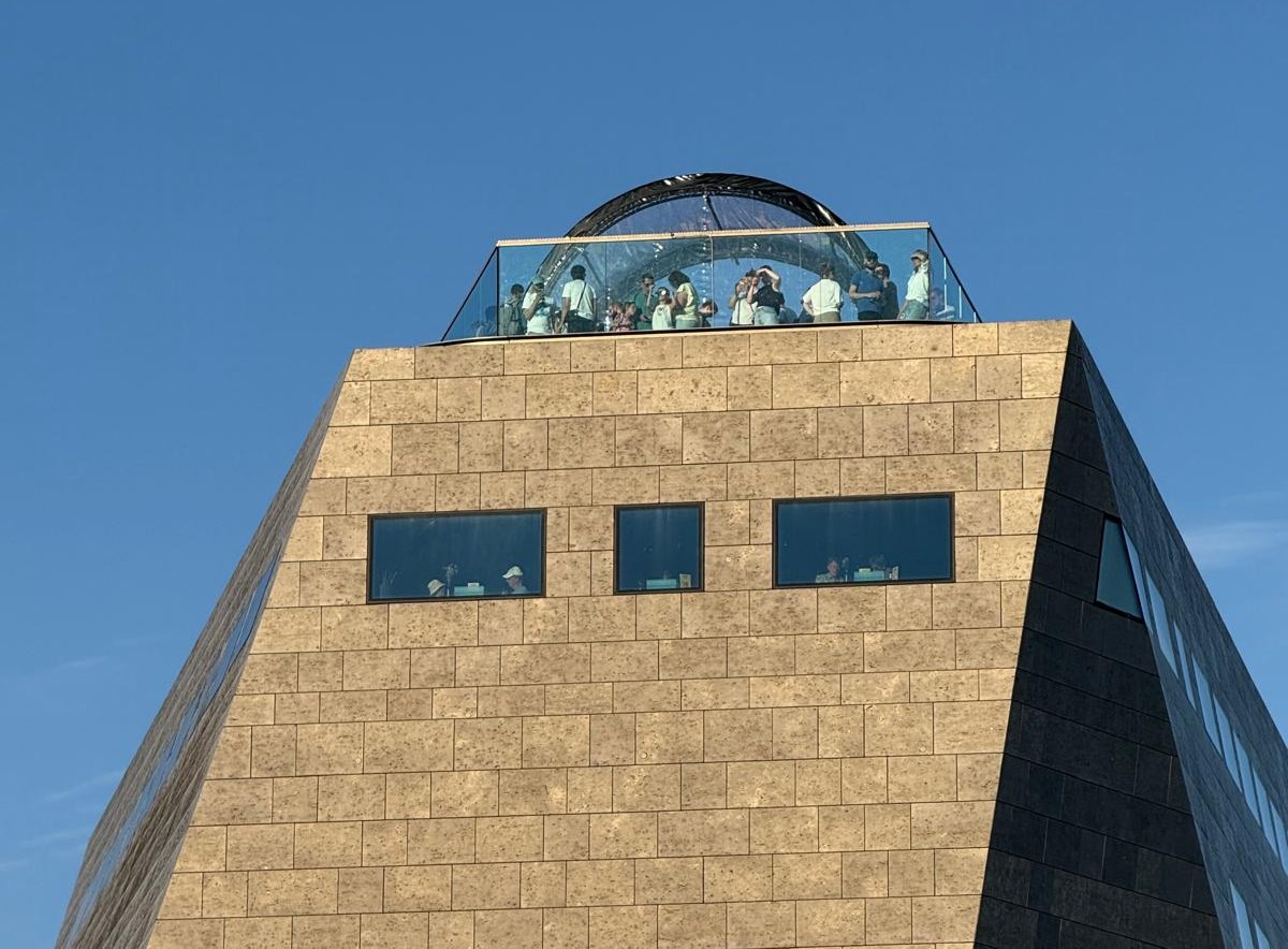 Geen plek meer op dakterras Forum voor eclips: “Maximaal aantal bezoekers bereikt”